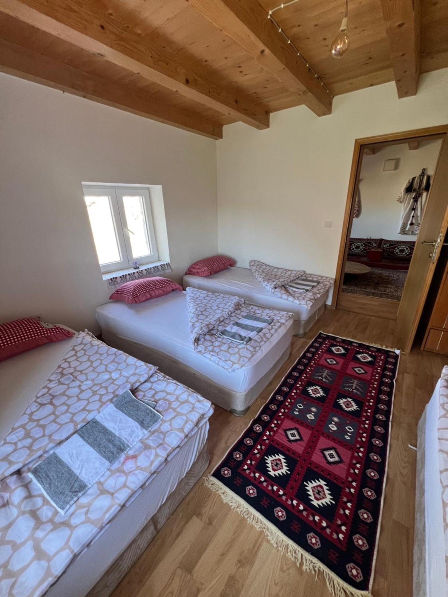 Kod Kapetana Tea Bed and Breakfast Gornji Lukomir Exterior foto